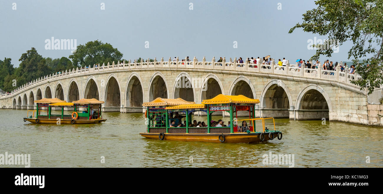 Diciassette arch ponte sul lago kunming panorama, il Summer Palace, Pechino, Cina Foto Stock