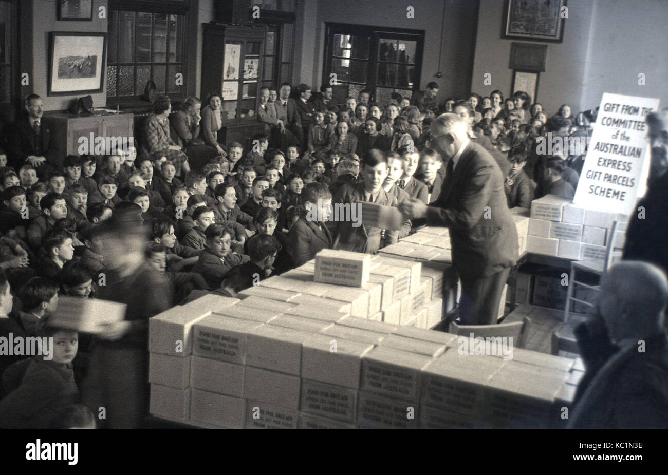 1948, post-ww2 la Gran Bretagna con il razionamento alimentare, foto storiche, "Cibo per la Gran Bretagna", Scuola di inglese alunni ricevere pacchi di alimenti provenienti da Australia, come un dono da parte del comitato della Australian Express pacchi regalo regime. Foto Stock