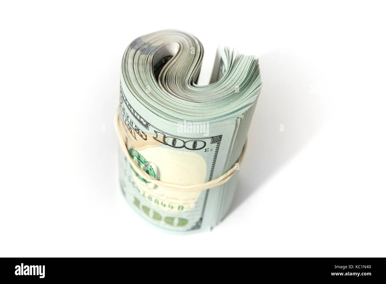 Stati Uniti valuta ufficiale, rotolo di un centinaio di dollari sorge isolato su sfondo bianco con ombra morbida Foto Stock