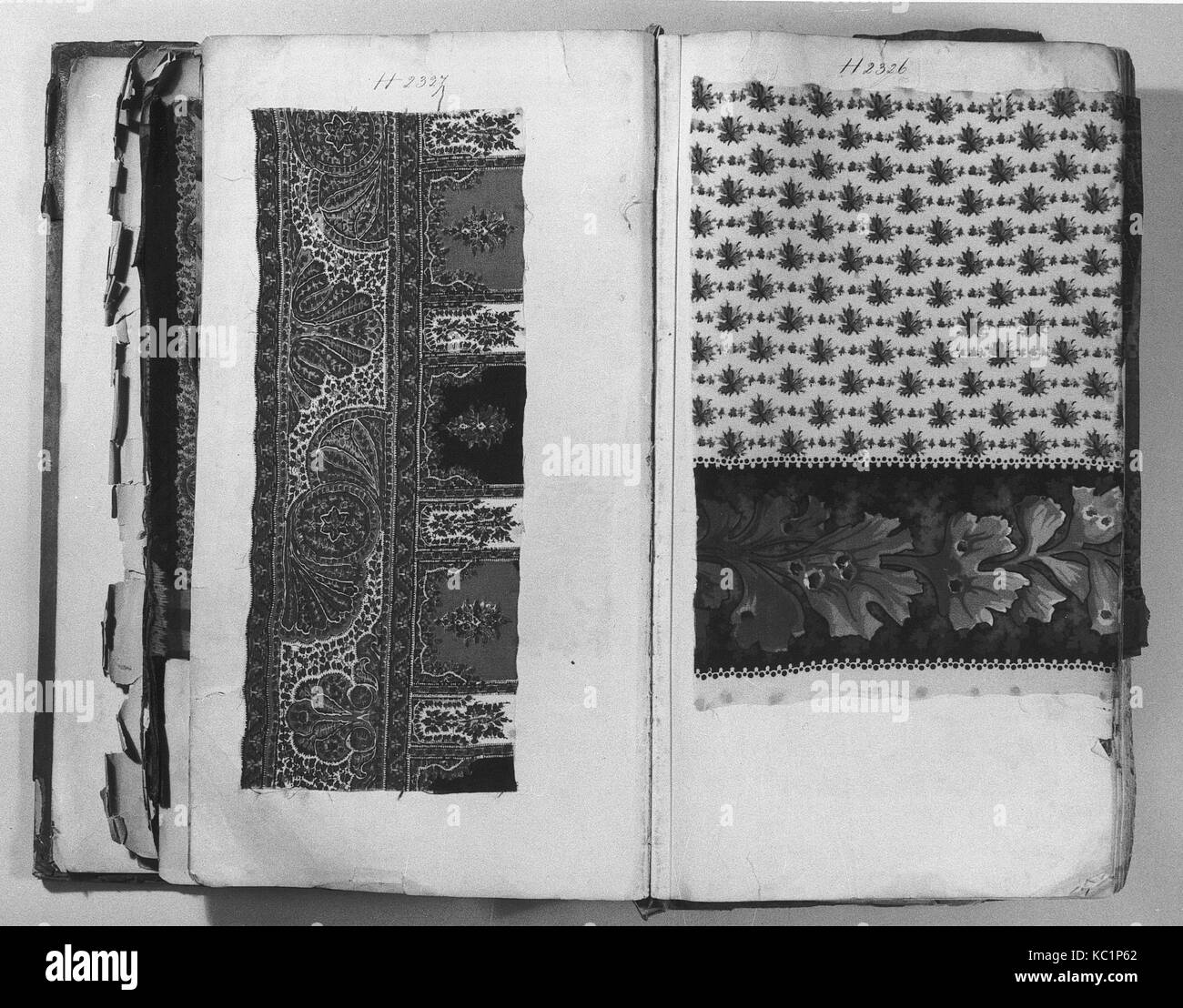Campioni tessili prenota, ca. 1865, British, lana, cotone, carta pergamena, pelle, L. 20 1/4 x W. 5 5/8 pollici, Textiles-Sample Foto Stock