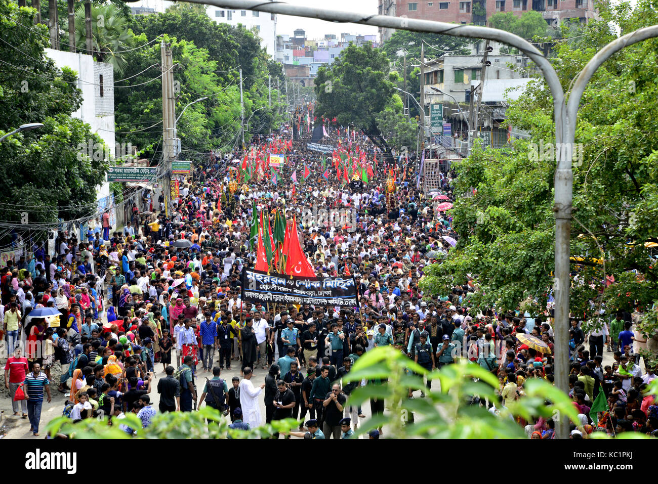 Dacca in Bangladesh. 01 ott 2017. Bangladese musulmani sciiti eseguire un rituale che prendono parte a una processione religiosa durante il lutto di Ashura periodo a Dhaka, nel Bangladesh il 1 ottobre 2017. La festa religiosa di Ashura, che comprende una decina di giorni di lutto per il periodo a partire dal primo giorno di Muharram sul calendario islamico, commemora il settimo secolo uccidendo del Profeta Maometto il nipote di imam Hussein di Karbala. Credito: Mamunur Rashid/Alamy Live News Foto Stock