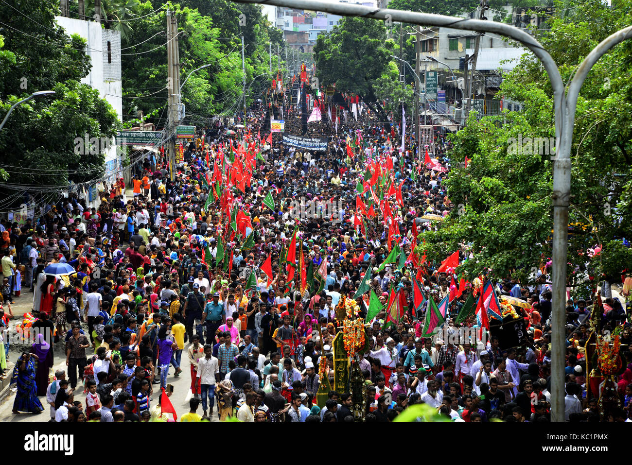 Dacca in Bangladesh. 01 ott 2017. Bangladese musulmani sciiti eseguire un rituale che prendono parte a una processione religiosa durante il lutto di Ashura periodo a Dhaka, nel Bangladesh il 1 ottobre 2017. La festa religiosa di Ashura, che comprende una decina di giorni di lutto per il periodo a partire dal primo giorno di Muharram sul calendario islamico, commemora il settimo secolo uccidendo del Profeta Maometto il nipote di imam Hussein di Karbala. Credito: Mamunur Rashid/Alamy Live News Foto Stock
