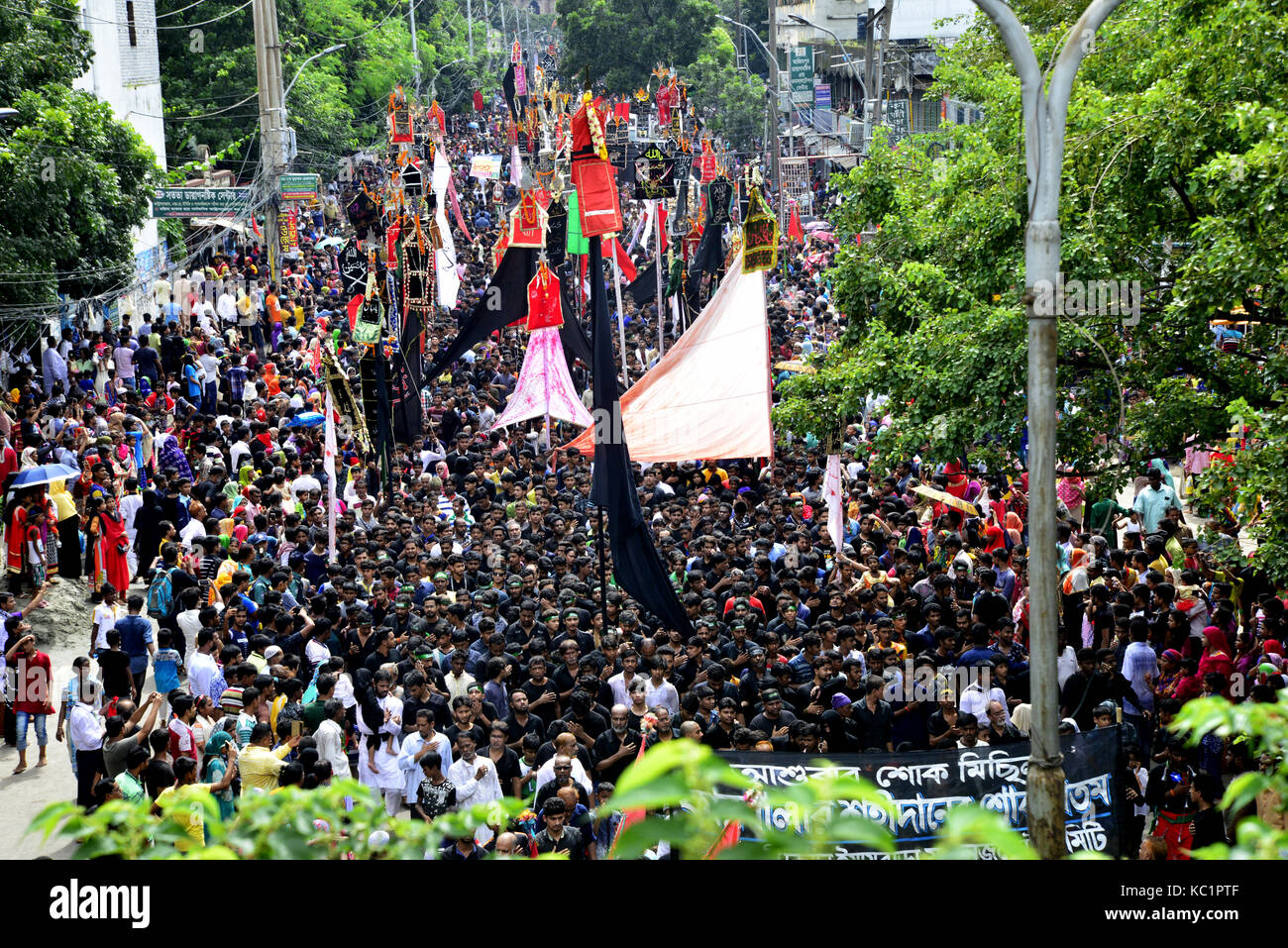 Dacca in Bangladesh. 01 ott 2017. Bangladese musulmani sciiti eseguire un rituale che prendono parte a una processione religiosa durante il lutto di Ashura periodo a Dhaka, nel Bangladesh il 1 ottobre 2017. La festa religiosa di Ashura, che comprende una decina di giorni di lutto per il periodo a partire dal primo giorno di Muharram sul calendario islamico, commemora il settimo secolo uccidendo del Profeta Maometto il nipote di imam Hussein di Karbala. Credito: Mamunur Rashid/Alamy Live News Foto Stock