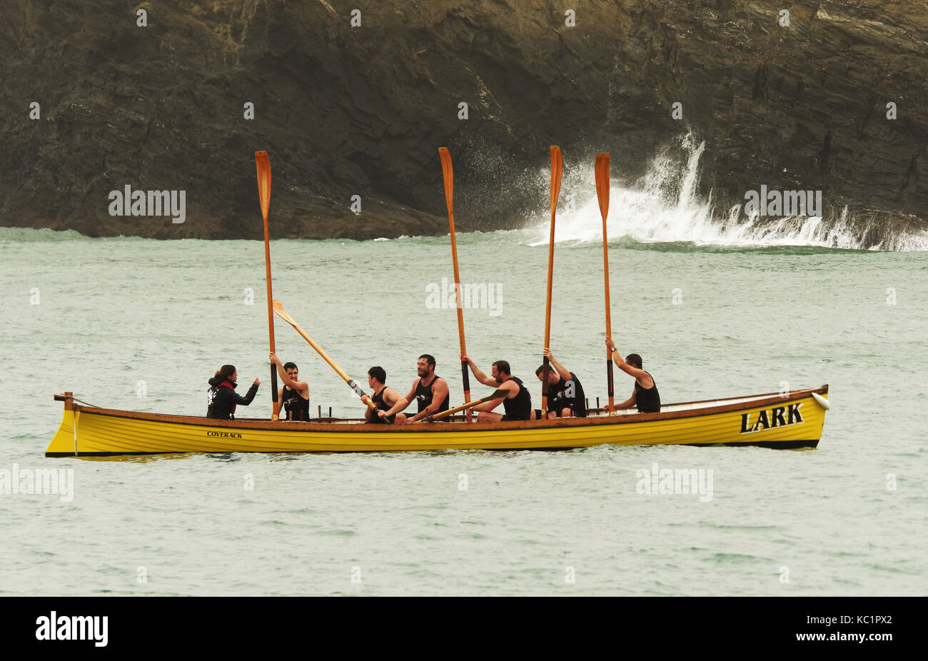 Newquay, Regno Unito. 01 ott 2017. UK Gig canottaggio campionati Mens vincitori Falmouth in barca gig Lark presi in prestito da flood village Coverack. tenutasi a grandi ondate dall uragano Maria a Newquay Bay. 1st, Ottobre, 2017 Credit: Robert Taylor/Alamy Live News Foto Stock