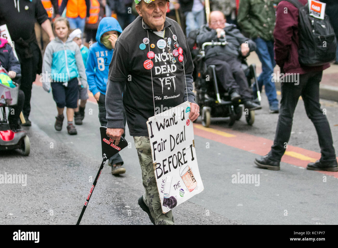 Manchester, Regno Unito. 1 Ottobre, 2017. Migliaia di dimostranti portare per le strade di Manchester a un fermo come manifestanti prendere parte in una massiccia 'Tories Out' protesta alla fine misure di austerità. Anti-Brexit militanti e attivisti che protestavano del governo politiche di austerità, tenendo comizi in concomitanza con l inizio del partito conservatore conferenza che si svolge nel centro della citta'. Centinaia di polizia da aree periferiche sono state redatte in al monitor l evento con grandi aree della città di essere soggetti a un cordone con molte strade chiuse. Il credito. MediaWorldImages/AlamyLiveNews Foto Stock