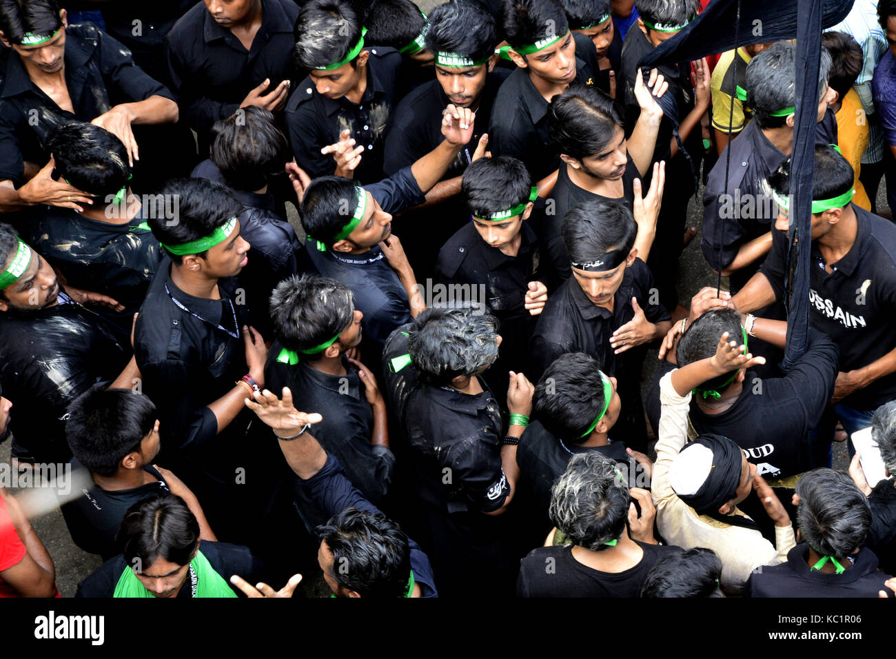 Dacca in Bangladesh. 01 ott 2017. Bangladese musulmani sciiti eseguire un rituale che prendono parte a una processione religiosa durante il lutto di Ashura periodo a Dhaka, nel Bangladesh il 1 ottobre 2017. La festa religiosa di Ashura, che comprende una decina di giorni di lutto per il periodo a partire dal primo giorno di Muharram sul calendario islamico, commemora il settimo secolo uccidendo del Profeta Maometto il nipote di imam Hussein di Karbala. Credito: Mamunur Rashid/Alamy Live News Foto Stock