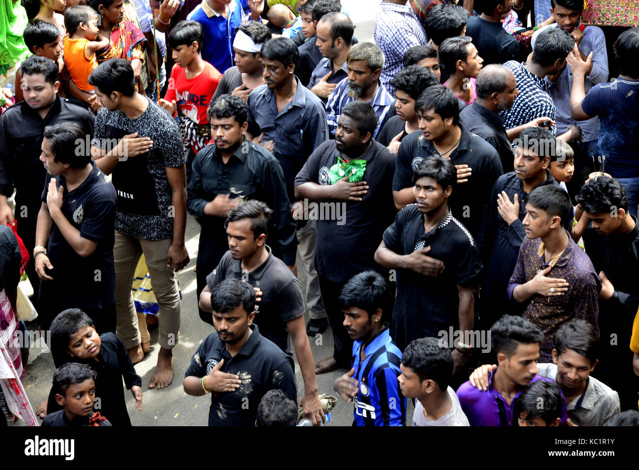 Dacca in Bangladesh. 01 ott 2017. Bangladese musulmani sciiti eseguire un rituale che prendono parte a una processione religiosa durante il lutto di Ashura periodo a Dhaka, nel Bangladesh il 1 ottobre 2017. La festa religiosa di Ashura, che comprende una decina di giorni di lutto per il periodo a partire dal primo giorno di Muharram sul calendario islamico, commemora il settimo secolo uccidendo del Profeta Maometto il nipote di imam Hussein di Karbala. Credito: Mamunur Rashid/Alamy Live News Foto Stock