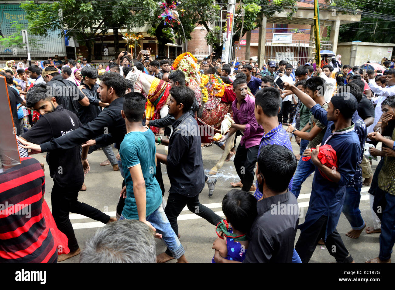 Dacca in Bangladesh. 01 ott 2017. Bangladese musulmani sciiti eseguire un rituale che prendono parte a una processione religiosa durante il lutto di Ashura periodo a Dhaka, nel Bangladesh il 1 ottobre 2017. La festa religiosa di Ashura, che comprende una decina di giorni di lutto per il periodo a partire dal primo giorno di Muharram sul calendario islamico, commemora il settimo secolo uccidendo del Profeta Maometto il nipote di imam Hussein di Karbala. Credito: Mamunur Rashid/Alamy Live News Foto Stock