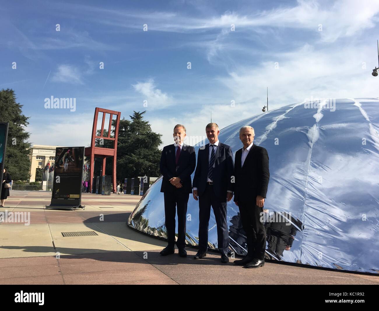 Il Direttore Generale dell'ONU, Michael Moeller (L-R), il Direttore Esecutivo del programma delle Nazioni Unite per l'ambiente, Erik Solheim, E il sindaco della città di Ginevra, Remy Pagani, che si trova di fronte a una tenda a forma di una grande goccia di mercurio dal Palazzo della Lega delle Nazioni a Ginevra, Svizzera, 28 settembre 2017. La tenda serve allo scopo di avvertire circa i rischi per la salute del metallo pesante altamente tossico. La goccia di mercurio è stata rialienata in collaborazione con il segretario della Convenzione di Minamata sul mercurio e la rete di Plastique Fantastique, con sede a Berlino. Il foc Foto Stock