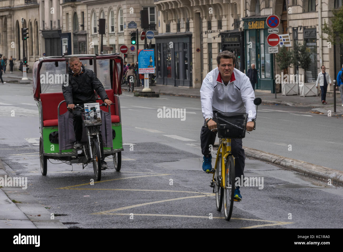 Parigi, Francia. 01 ottobre 2017. La gente pedalando su una strada del profumo a Parigi. Per il primo giorno senza auto in tutta la città di Parigi, parigini e turisti hanno goduto le strade senza il traffico usuale. © David Bertho/ Alamy Live News Foto Stock