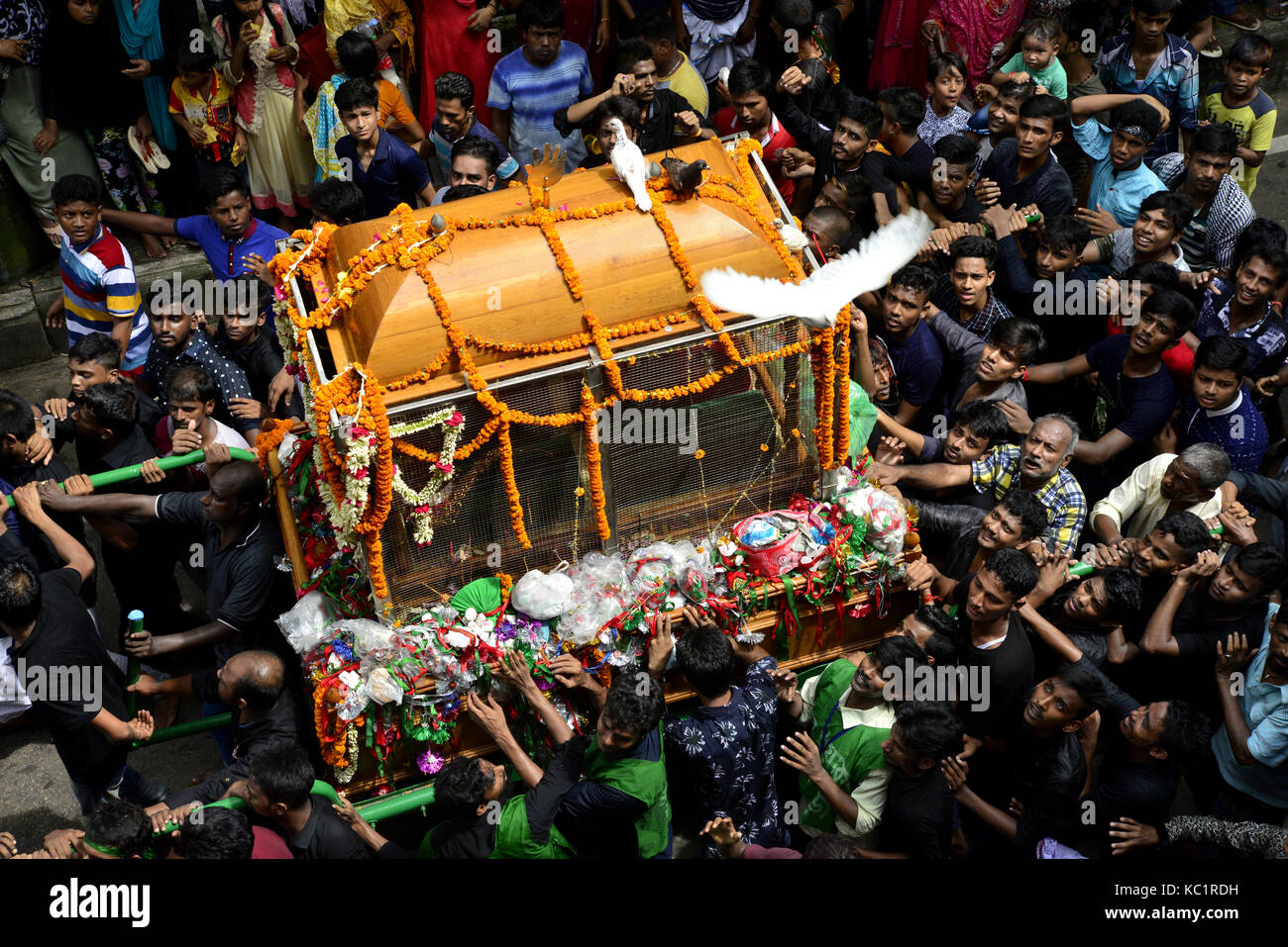 Dacca in Bangladesh. 01 ott 2017. Bangladese musulmani sciiti eseguire un rituale che prendono parte a una processione religiosa durante il lutto di Ashura periodo a Dhaka, nel Bangladesh il 1 ottobre 2017. La festa religiosa di Ashura, che comprende una decina di giorni di lutto per il periodo a partire dal primo giorno di Muharram sul calendario islamico, commemora il settimo secolo uccidendo del Profeta Maometto il nipote di imam Hussein di Karbala. Credito: Mamunur Rashid/Alamy Live News Foto Stock
