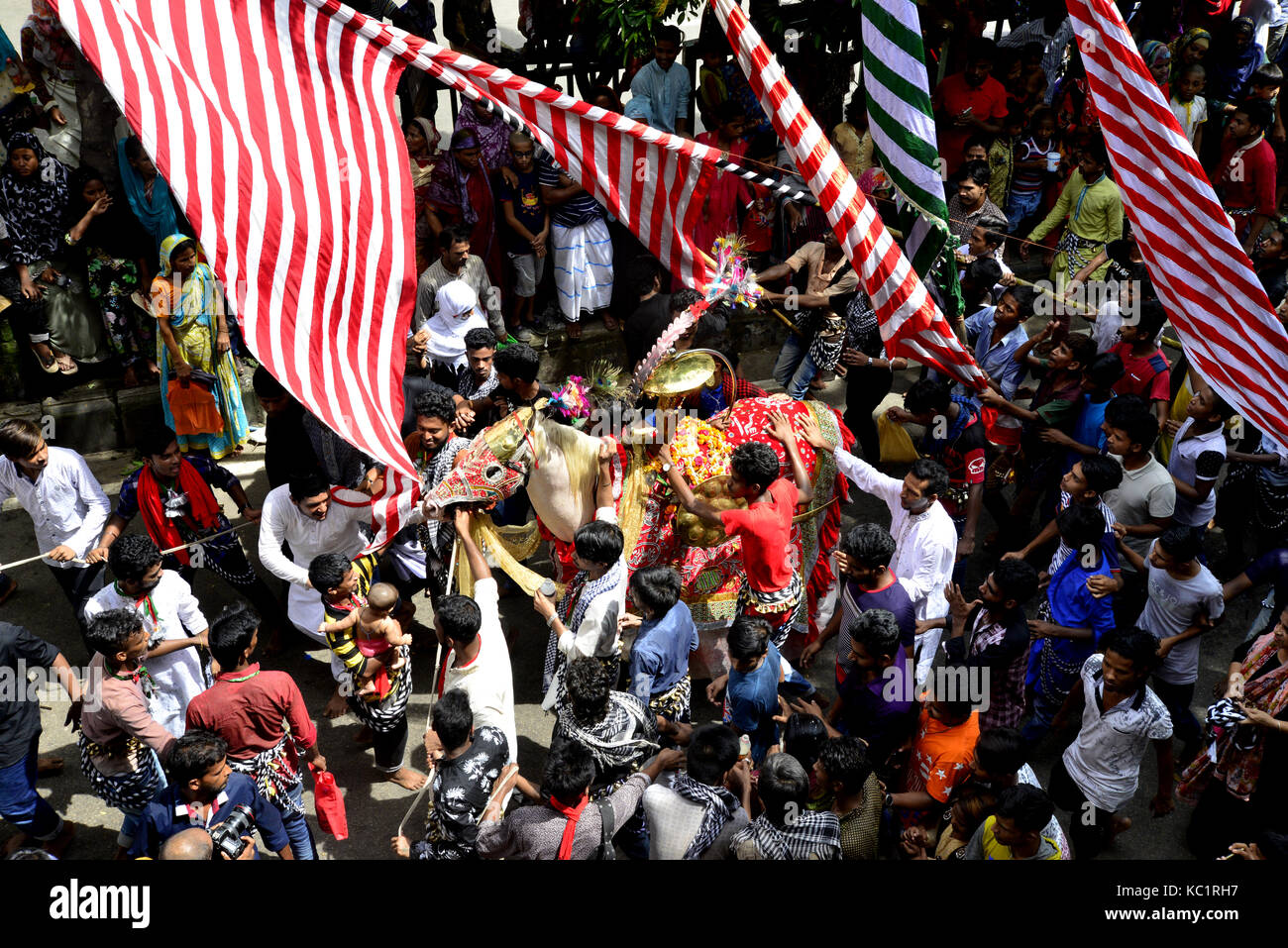 Dacca in Bangladesh. 01 ott 2017. Bangladese musulmani sciiti eseguire un rituale che prendono parte a una processione religiosa durante il lutto di Ashura periodo a Dhaka, nel Bangladesh il 1 ottobre 2017. La festa religiosa di Ashura, che comprende una decina di giorni di lutto per il periodo a partire dal primo giorno di Muharram sul calendario islamico, commemora il settimo secolo uccidendo del Profeta Maometto il nipote di imam Hussein di Karbala. Credito: Mamunur Rashid/Alamy Live News Foto Stock