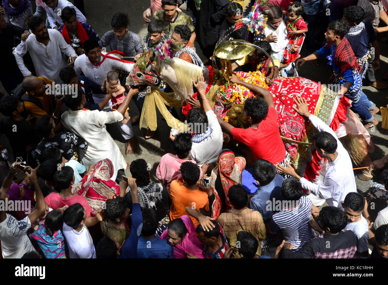 Dacca in Bangladesh. 01 ott 2017. Bangladese musulmani sciiti eseguire un rituale che prendono parte a una processione religiosa durante il lutto di Ashura periodo a Dhaka, nel Bangladesh il 1 ottobre 2017. La festa religiosa di Ashura, che comprende una decina di giorni di lutto per il periodo a partire dal primo giorno di Muharram sul calendario islamico, commemora il settimo secolo uccidendo del Profeta Maometto il nipote di imam Hussein di Karbala. Credito: Mamunur Rashid/Alamy Live News Foto Stock