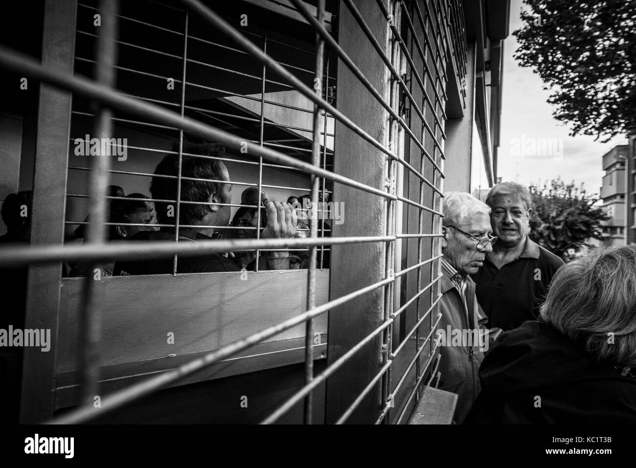 Persone durante il referendum di indipendenza della Catalogna in Mataro (Barcelona, Catalunya, Spagna) Foto Stock