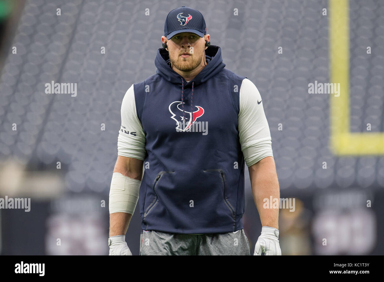 Houston, TX, Stati Uniti d'America. 1 Ott 2017. Houston Texans difensivo fine J.J. Watt (99) si riscalda prima di NFL di una partita di calcio tra la Houston Texans e Tennessee Titans a NRG Stadium di Houston, TX. Trask Smith/CSM/Alamy Live News Foto Stock