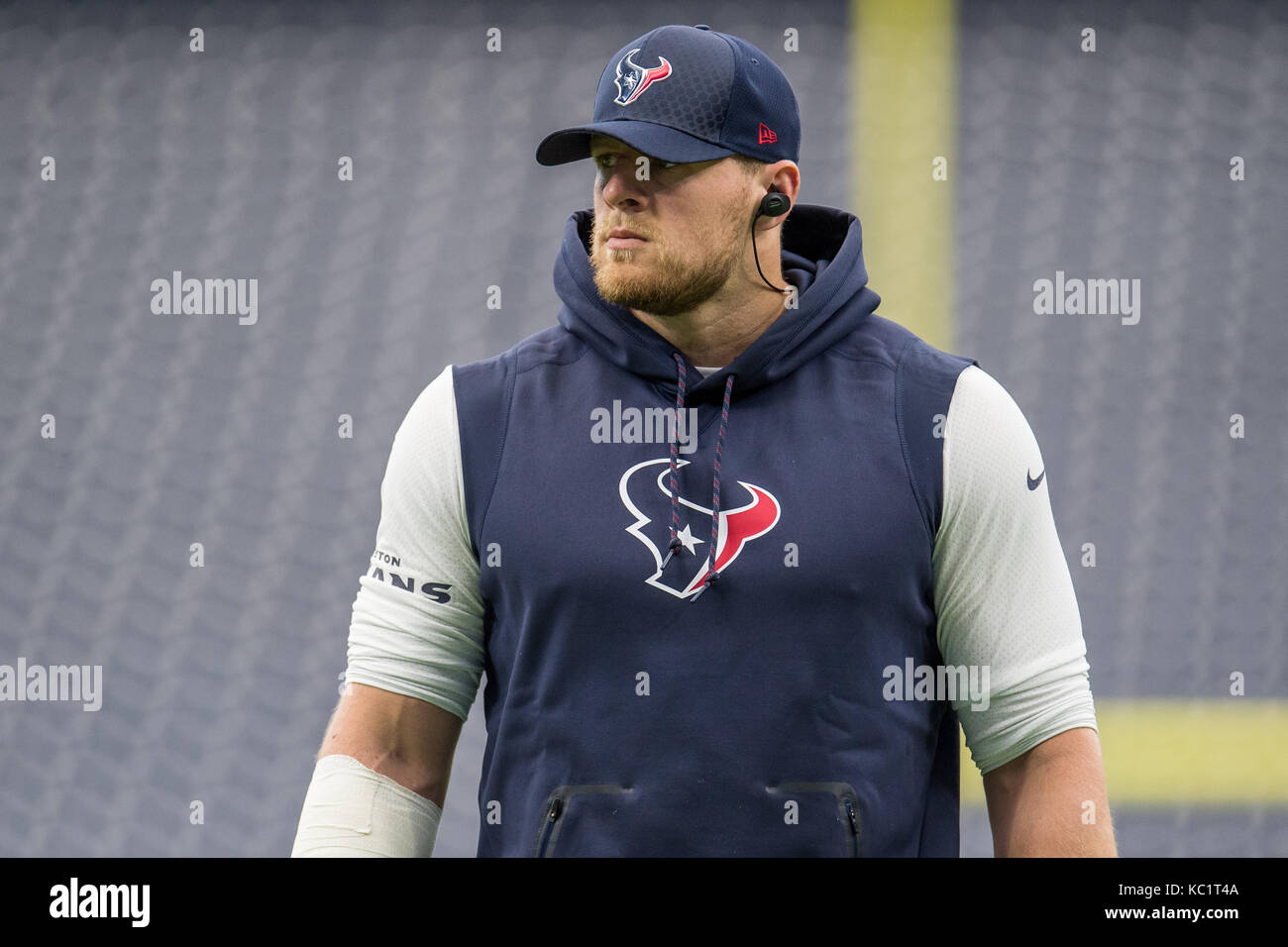 Houston, TX, Stati Uniti d'America. 1 Ott 2017. Houston Texans difensivo fine J.J. Watt (99) si riscalda prima di NFL di una partita di calcio tra la Houston Texans e Tennessee Titans a NRG Stadium di Houston, TX. Trask Smith/CSM/Alamy Live News Foto Stock