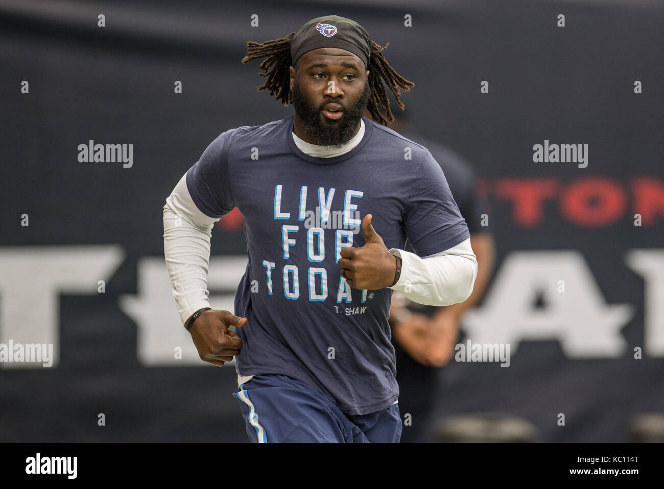 Houston, TX, Stati Uniti d'America. 1 Ott 2017. Tennessee Titans sicurezza forte Da'Norris Searcy (21) si riscalda prima di NFL di una partita di calcio tra la Houston Texans e Tennessee Titans a NRG Stadium di Houston, TX. Trask Smith/CSM/Alamy Live News Foto Stock