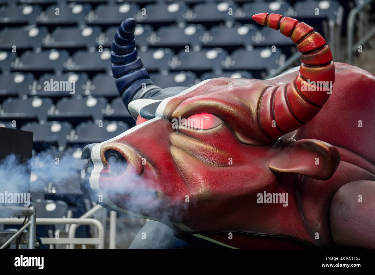 Houston, TX, Stati Uniti d'America. 1 Ott 2017. Il gigante testa di toro sopra il tunnel dei Texans soffia il fumo prima di NFL di una partita di calcio tra la Houston Texans e Tennessee Titans a NRG Stadium di Houston, TX. Trask Smith/CSM/Alamy Live News Foto Stock