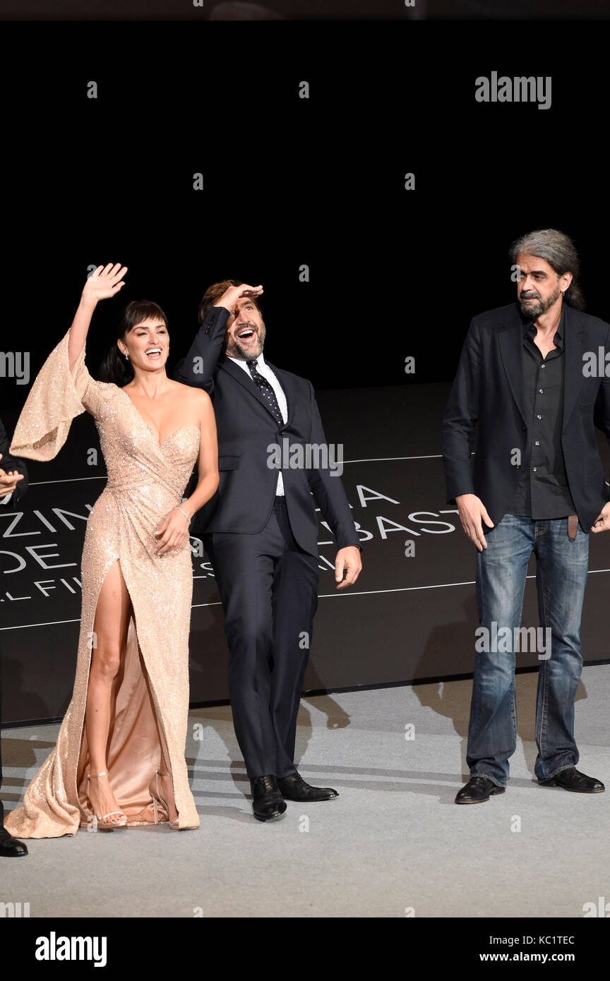Penelope Cruz, Javier Bardem e Fernando Leon de Aranoa partecipano alla prima "Loving Pablo" durante il 65° Festival Internazionale del Cinema di Sebastian a Velodrome il 30 settembre 2017 a San Sebastian, Spagna. Foto Stock