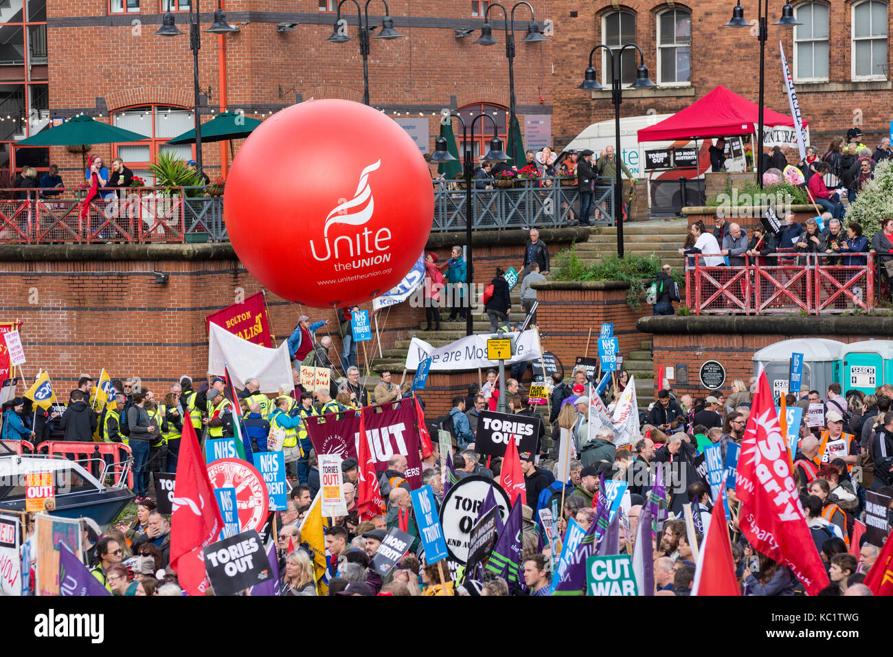 Manchester REGNO UNITO; 1st. ottobre 2017: gli attivisti e i gruppi di campagna provenivano da tutto il paese per protesta contro il partito conservatore all inizio della loro 2017 conferenza di Manchester Central convention complex. Credito: Dave ellison/alamy live news Foto Stock