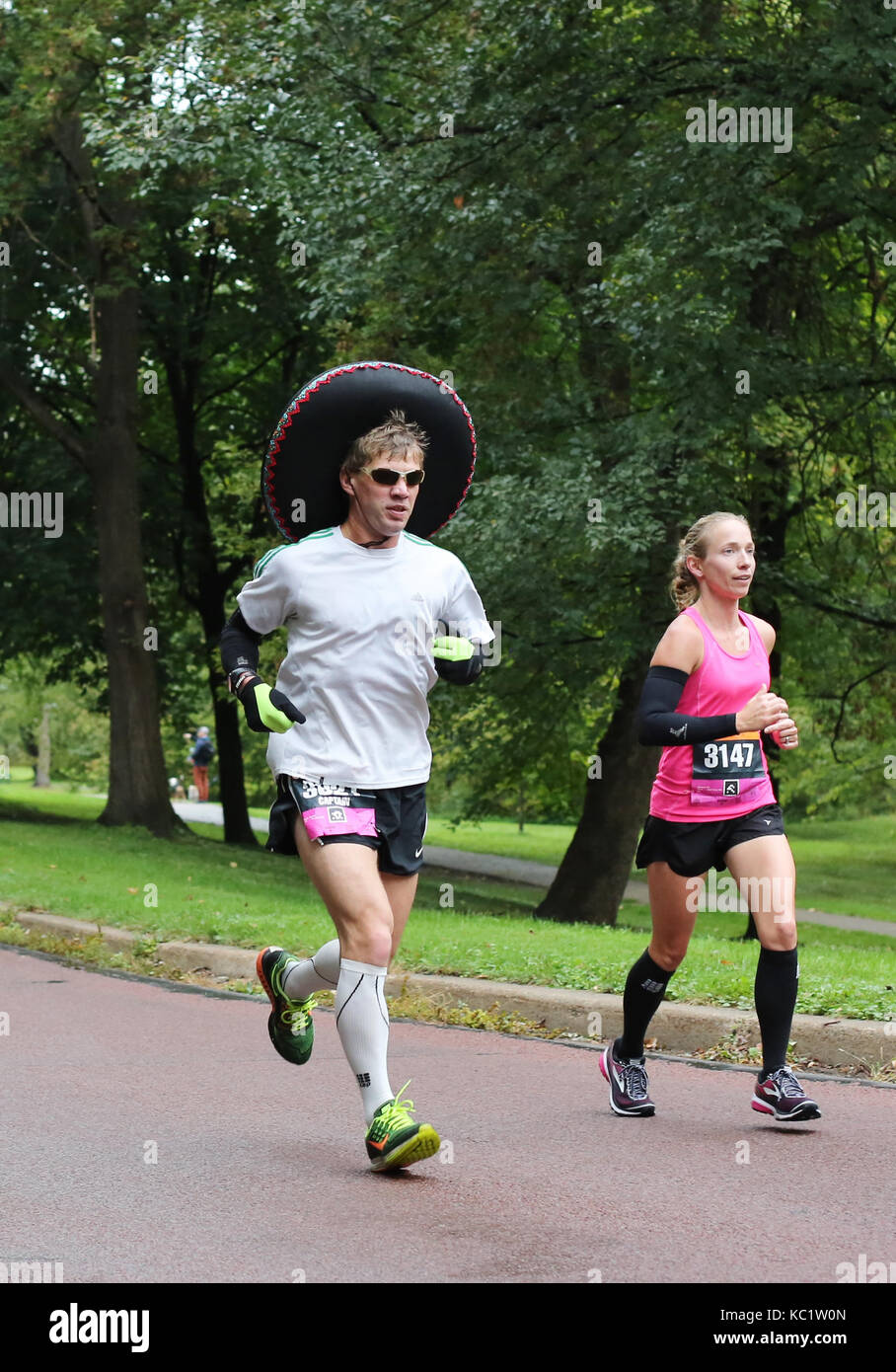 Minneapolis, Minnesota, Stati Uniti d'America. 1 Ottobre, 2017. Un runner in Città Gemelle Marathon indossando un sombrero. Copyright Gina Kelly/Alamy Live News Foto Stock