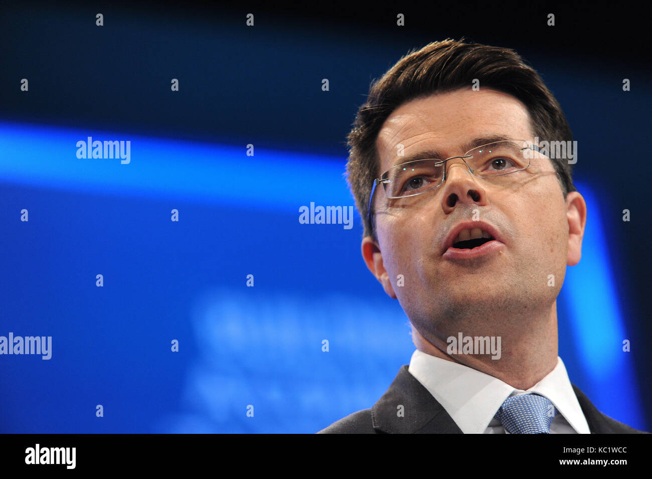 Manchester, Inghilterra. 1 Ottobre, 2017. James Brokenshire, Segretario di Stato per l'Irlanda del Nord, offre il suo discorso alla conferenza, il primo giorno del congresso del partito conservatore al Manchester Central Convention Complex. Questa conferenza segue le elezioni generali di giugno 2017 in cui il Partito Conservatore perso la maggioranza parlamentare risultante in un parlamento appeso. Kevin Hayes/Alamy Live News Foto Stock