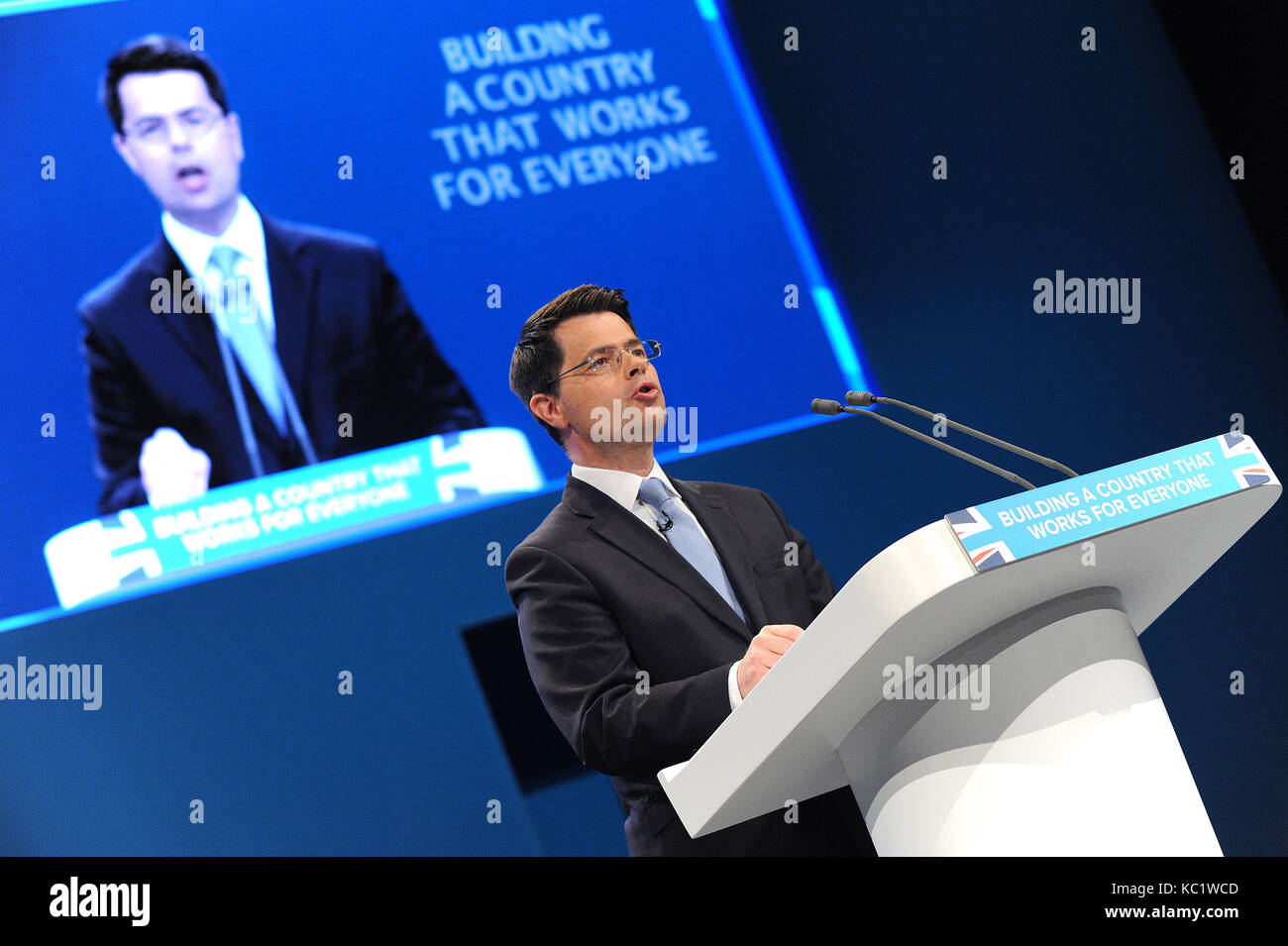 Manchester, Inghilterra. 1 ottobre, 2017. James brokenshire, segretario di Stato per l'Irlanda del Nord, offre il suo discorso alla conferenza, il primo giorno del congresso del partito conservatore al Manchester Central convention complex. Questa conferenza segue le elezioni generali di giugno 2017 in cui il partito conservatore perso la maggioranza parlamentare risultante in un parlamento appeso. kevin hayes/alamy live news Foto Stock