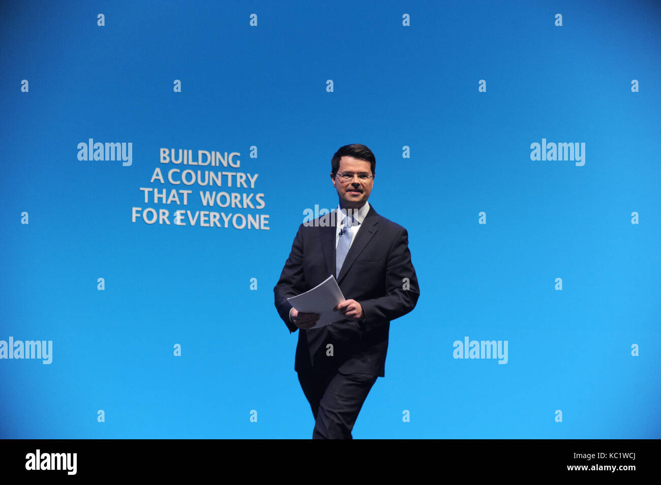 Manchester, Inghilterra. 1 ottobre, 2017. James brokenshire, segretario di Stato per l'Irlanda del Nord, circa a consegnare il suo discorso alla conferenza, il primo giorno del congresso del partito conservatore al Manchester Central convention complex. Questa conferenza segue le elezioni generali di giugno 2017 in cui il partito conservatore perso la maggioranza parlamentare risultante in un parlamento appeso. kevin hayes/alamy live news Foto Stock
