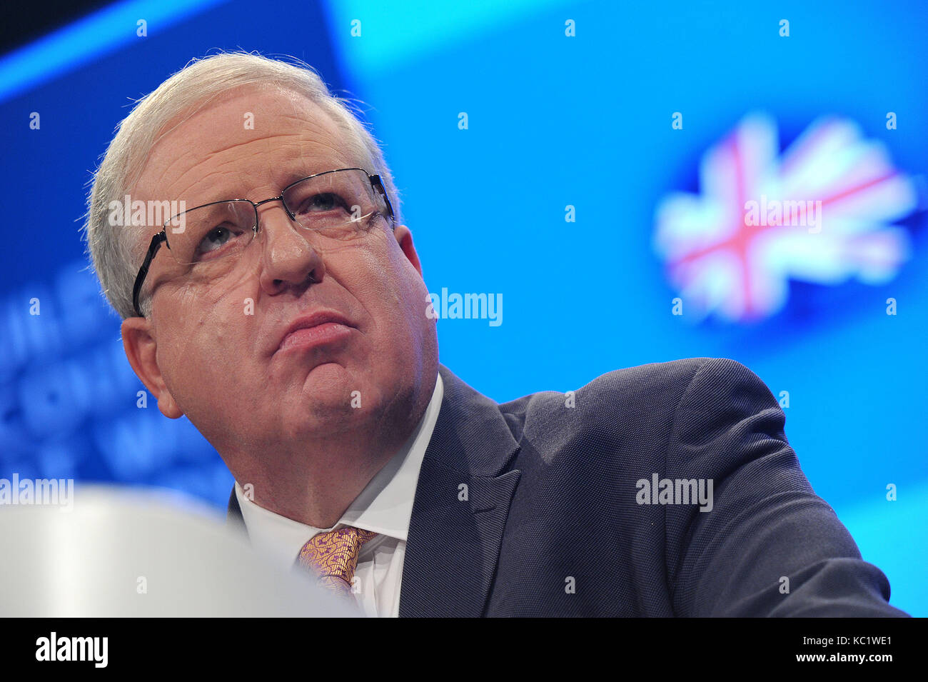 Manchester, Inghilterra. 1 ottobre, 2017. sir patrick mcloughlin, presidente del partito conservatore offre il suo discorso di benvenuto alla conferenza, il primo giorno del congresso del partito conservatore al Manchester Central convention complex. Questa conferenza segue le elezioni generali di giugno 2017 in cui il partito conservatore perso la maggioranza parlamentare risultante in un parlamento appeso. kevin hayes/alamy live news Foto Stock