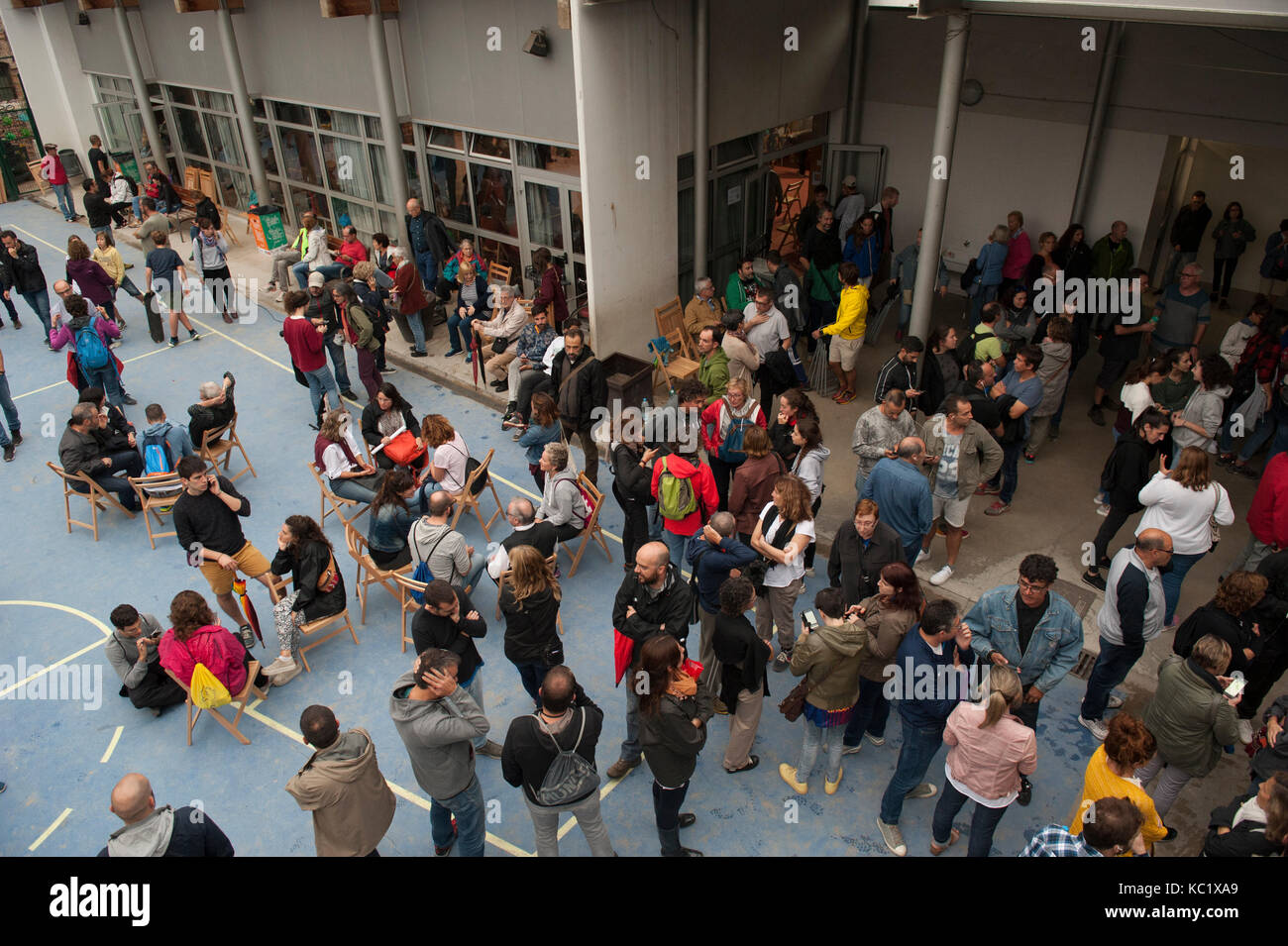 Barcellona, in Catalogna. Il 1 ottobre 2017. Atmosfera festosa e un po' di tensione minuti prima della chiusura della stazione di polling 'La llacuna del Poblenou'. Credito: Charlie Perez/Alamy Live News Foto Stock