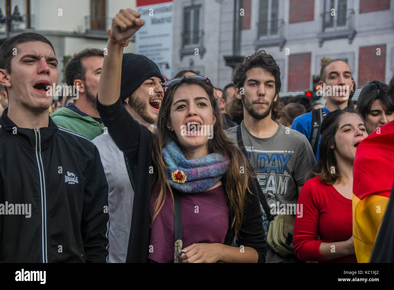 Madrid, Spagna. 1 Ottobre, 2017. Migliaia di persone dimostra nel centro di Madrid puerta del sol in favore del referendum catalano di decidere del catalano un paese indipendente, la gente urlare a Madrid è di Catalunya. Credito: Alberto Ramírez Sibaja/Alamy Live News Foto Stock