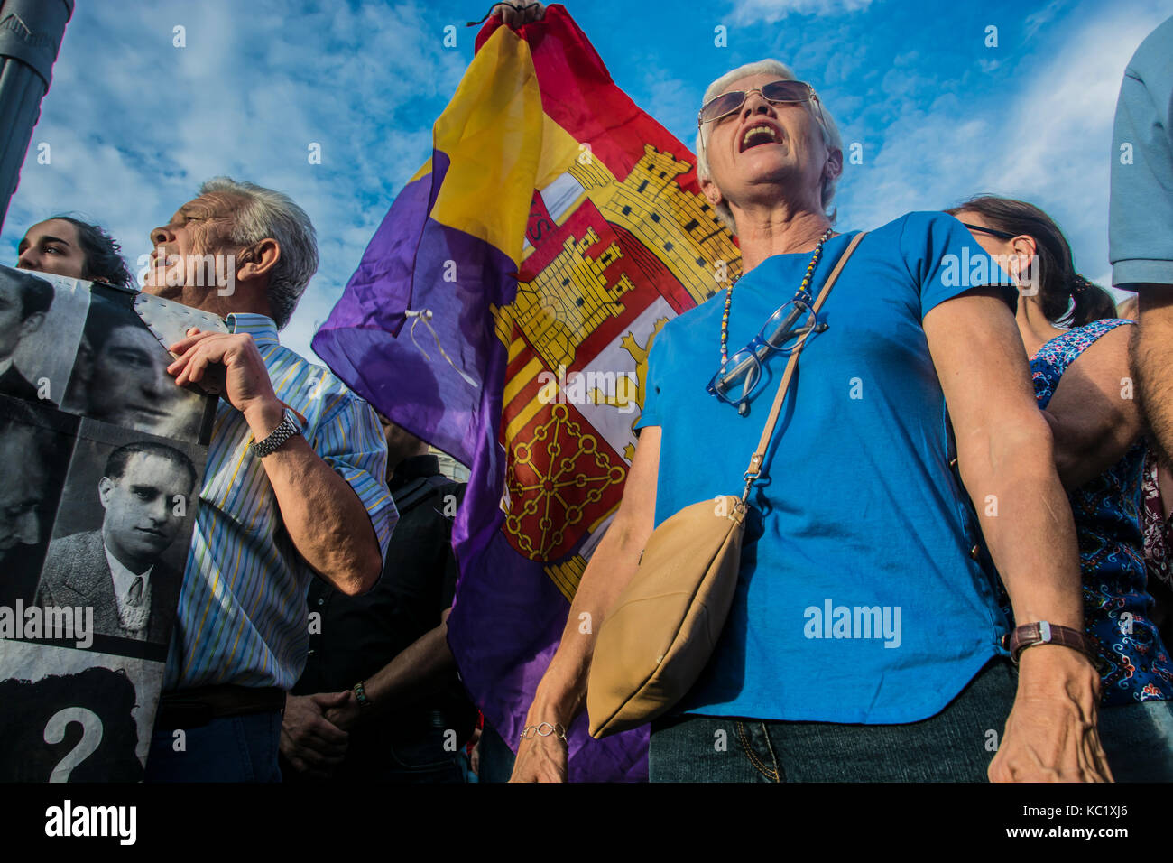 Madrid, Spagna. 1 Ottobre, 2017. Migliaia di persone dimostra nel centro di Madrid puerta del sol in favore del referendum catalano di decidere del catalano un paese indipendente, la gente urlare a Madrid è di Catalunya. Credito: Alberto Ramírez Sibaja/Alamy Live News Foto Stock