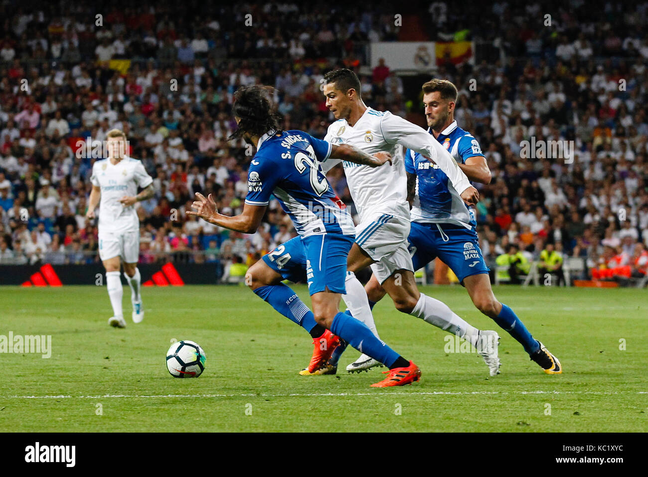 Madrid, Spagna, 1 ottobre 2017. Cristiano Ronaldo dos Santos (7) del Real Madrid in player. Marc Roca (21) Espanyol il lettore.Sergio Sanchez (24) Espanyol il lettore. La Liga tra Real Madrid vs Espanyol al Santiago Bernabeu di Madrid in Spagna, il 1 ottobre 2017 . Credito: Gtres Información más Comuniación on line, S.L./Alamy Live News Foto Stock