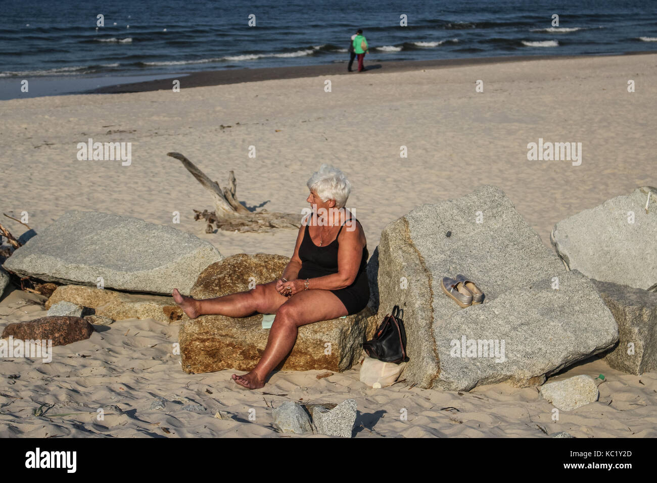 Ustka, Polonia. Trentesimo Sep, 2017. persone visitatore occasionale e prendere il sole presso il mar baltico beach senn in ustka, il 30 settembre 2017 . Le persone godono di soleggiato e caldo autunno meteo con temperature che raggiungono i 20 gradi centigradi. Credito: Michal fludra/alamy live news Foto Stock