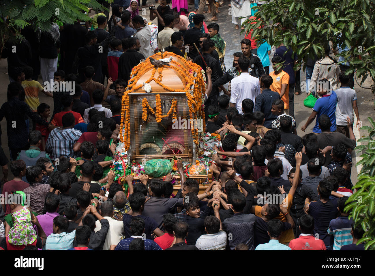 Un enorme corteo di Muharram Credito: Azim Khan Ronnie/Alamy Live News Foto Stock
