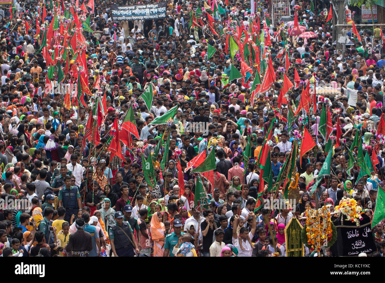 Un enorme corteo di Muharram Credito: Azim Khan Ronnie/Alamy Live News Foto Stock