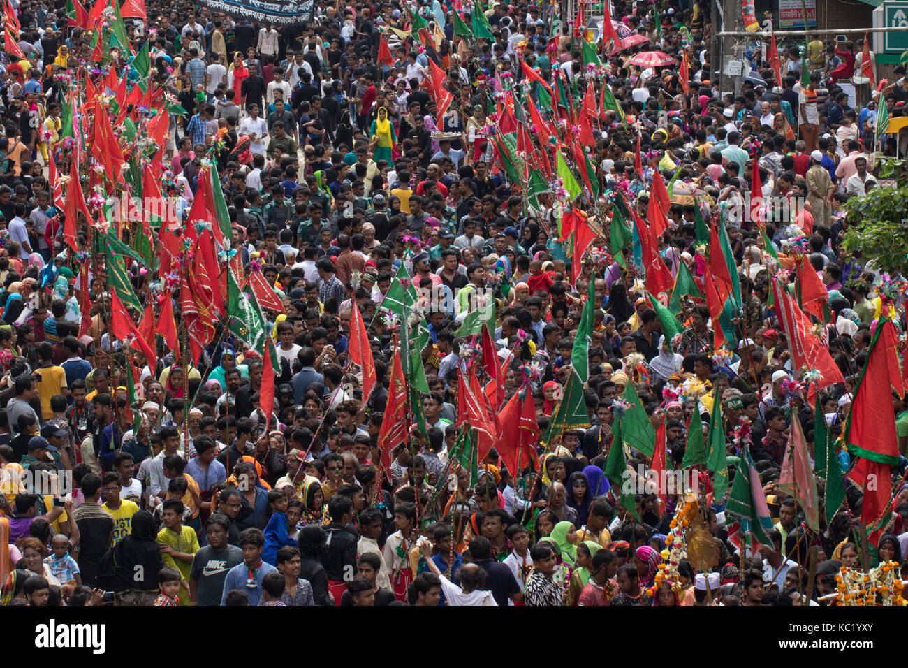 Un enorme corteo di Muharram Credito: Azim Khan Ronnie/Alamy Live News Foto Stock
