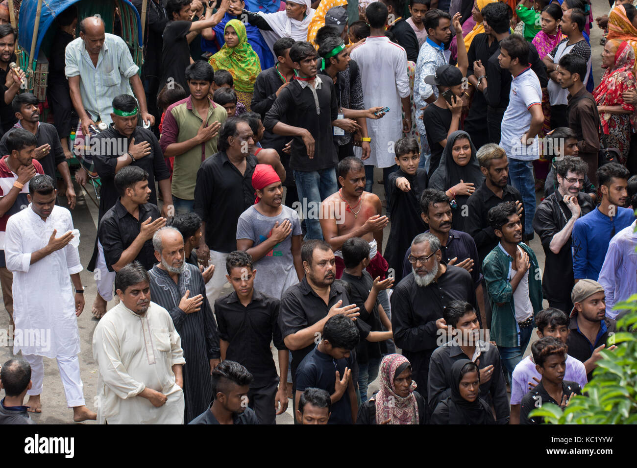 Un enorme corteo di Muharram Credito: Azim Khan Ronnie/Alamy Live News Foto Stock