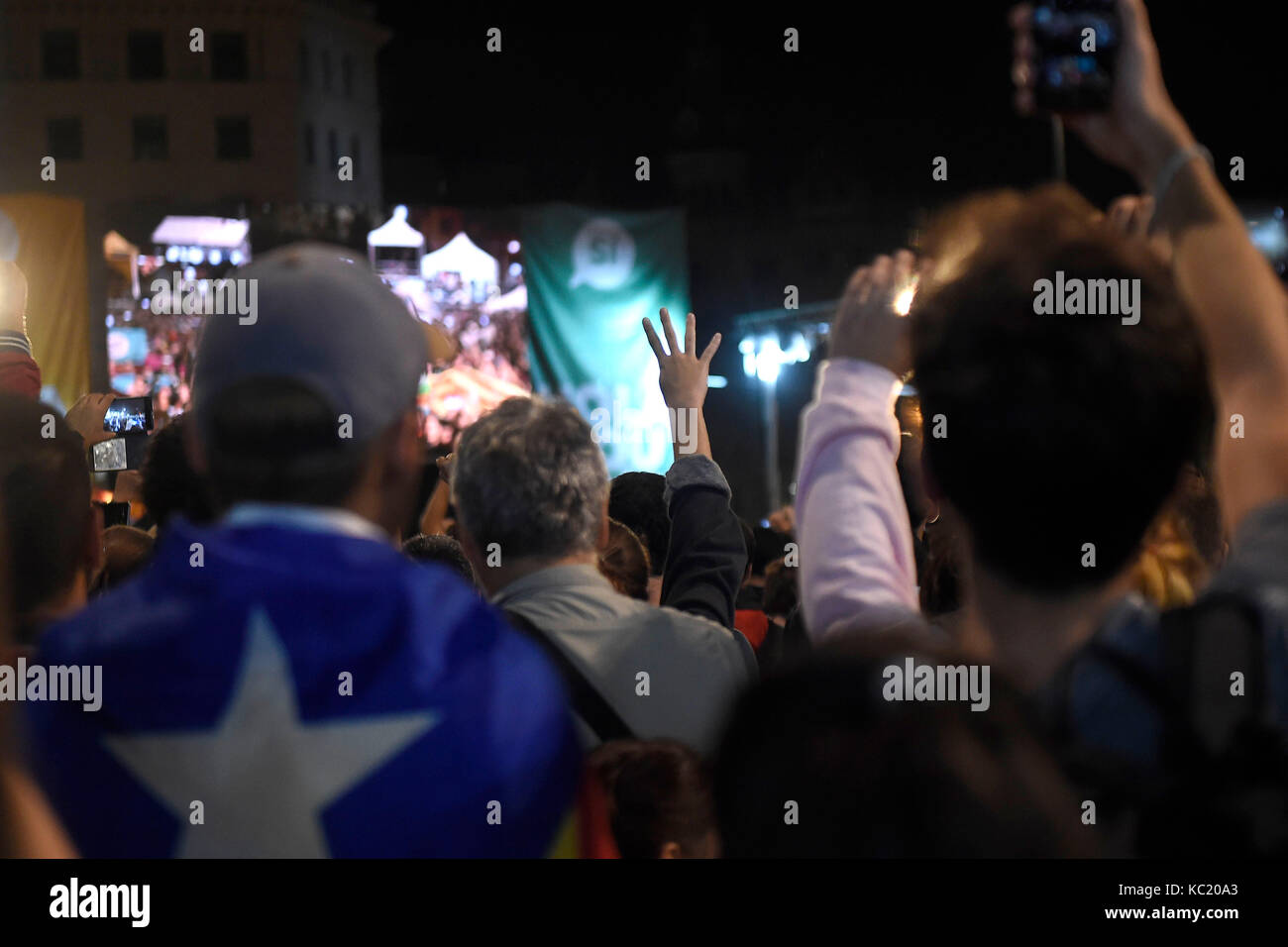 Gli indipendenti di ascoltare il presidente della Generalitat, carles puigdemont, dopo il referendum illegale in Barcellona domenica 01 ottobre 2017. Credito: gtres información más comuniación sulla linea, s.l./alamy live news Foto Stock