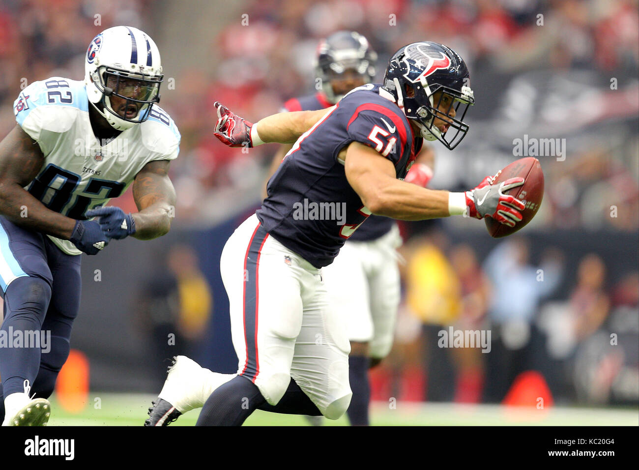 Houston, Texas, Stati Uniti d'America. 1 Ott 2017. Houston Texans linebacker Dylan Cole (51) gestisce la palla dopo una intercettazione durante il terzo trimestre di un NFL stagione regolare il gioco tra la Houston Texans e Tennessee Titans a NRG Stadium di Houston, TX in ottobre1, 2017. Houston ha vinto, 57-14. Credito: Erik Williams/ZUMA filo/Alamy Live News Foto Stock