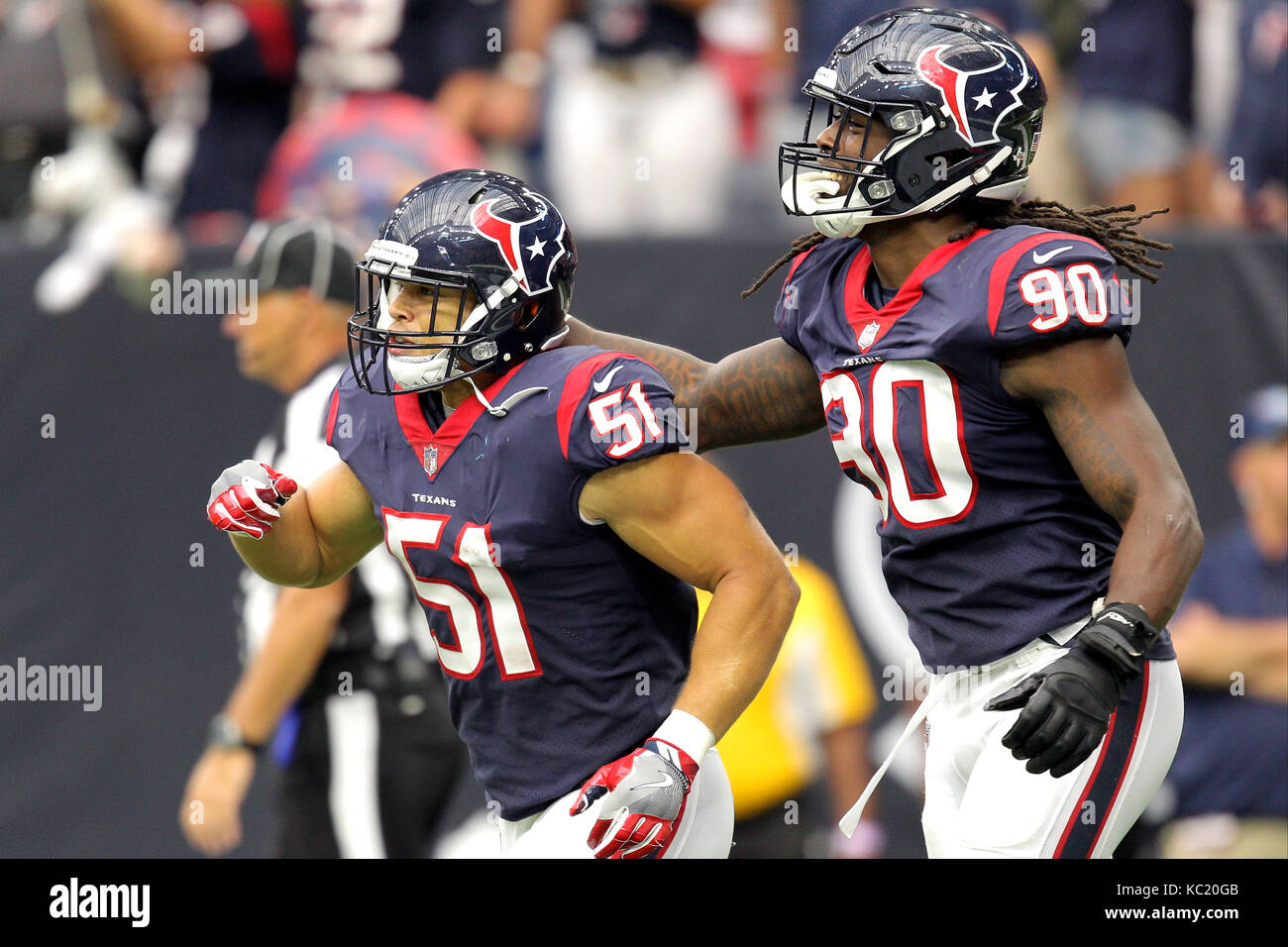 Houston, Texas, Stati Uniti d'America. 1 Ott 2017. Houston Texans linebacker Dylan Cole (51) è congratulato da Houston Texans difensivo fine Jadeveon Clowney (90) dopo un ritorno di intercettazione per un touchdown durante il terzo trimestre di un NFL stagione regolare il gioco tra la Houston Texans e Tennessee Titans a NRG Stadium di Houston, TX in ottobre1, 2017. Houston ha vinto, 57-14. Credito: Erik Williams/ZUMA filo/Alamy Live News Foto Stock