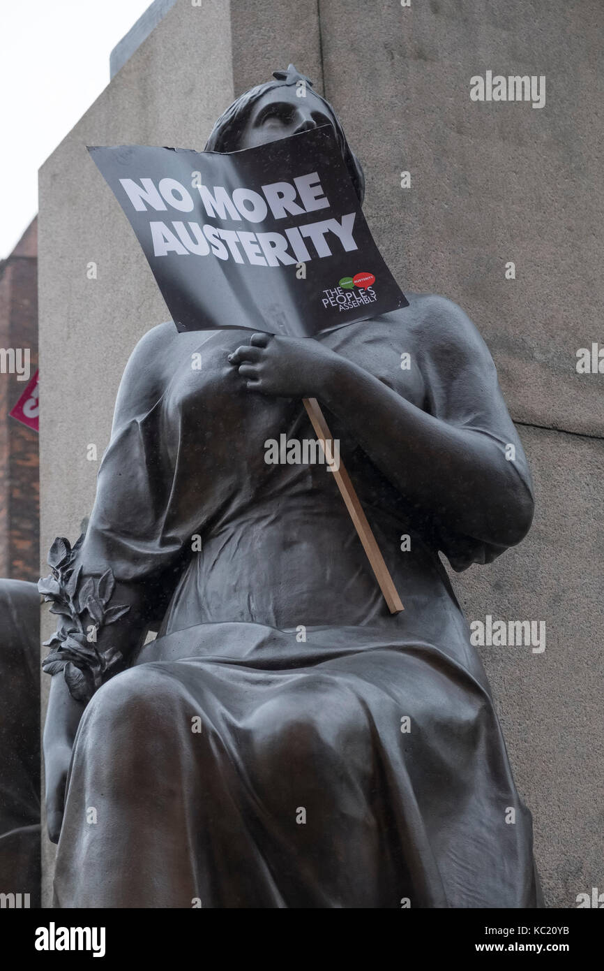 Manchester, Regno Unito. 1 Ott 2017. Un grande anti dimostrazione di austerità che hanno luogo durante il Congresso del Partito Conservatore nel centro della citta'. Credito: Alex Ramsay/Alamy Live News Foto Stock