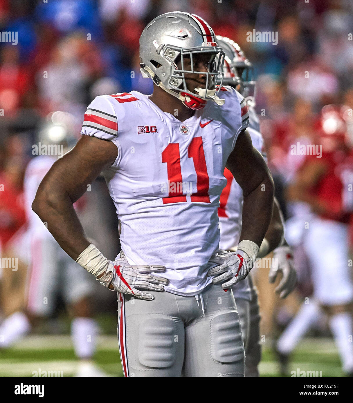 Piscataway, New Jersey, USA. 1 Ott 2017. Ohio State difensiva della fine Jalyn Holmes (11) durante il NCAA Football azione tra la Ohio State Buckeyes e Rutgers Scarlet Knights ad alto punto soluzione Stadium di Piscataway, New Jersey. Duncan Williams/CSM/Alamy Live News Foto Stock