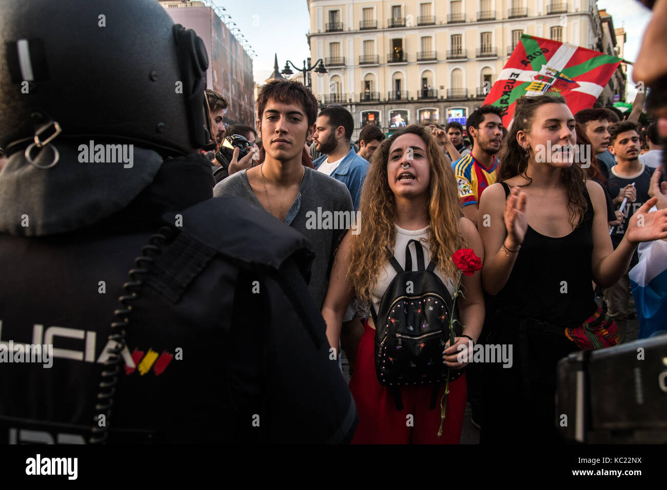 Madrid, Spagna. 1 ottobre 2017. Si protestano contro la polizia antisommossa che sostiene il referendum in Catalogna. Madrid, Spagna. Credit: Marcos del Mazo/Alamy Live News Foto Stock