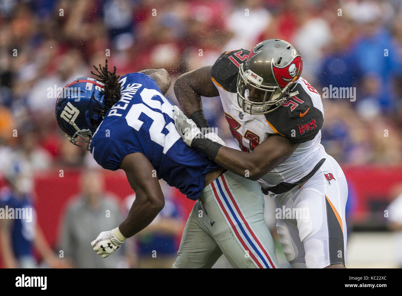 Tampa, Florida, Stati Uniti d'America. 31 Agosto, 2017. Tampa Bay Buccaneers fuori linebacker Kendell Beckwith (51) rompe un pass destinati a New York Giants running back Paolo Perkins (28) Domenica 1 ottobre 2017 presso Raymond James Stadium di Tampa, Florida. Credito: Travis Pendergrass/ZUMA filo/Alamy Live News Foto Stock