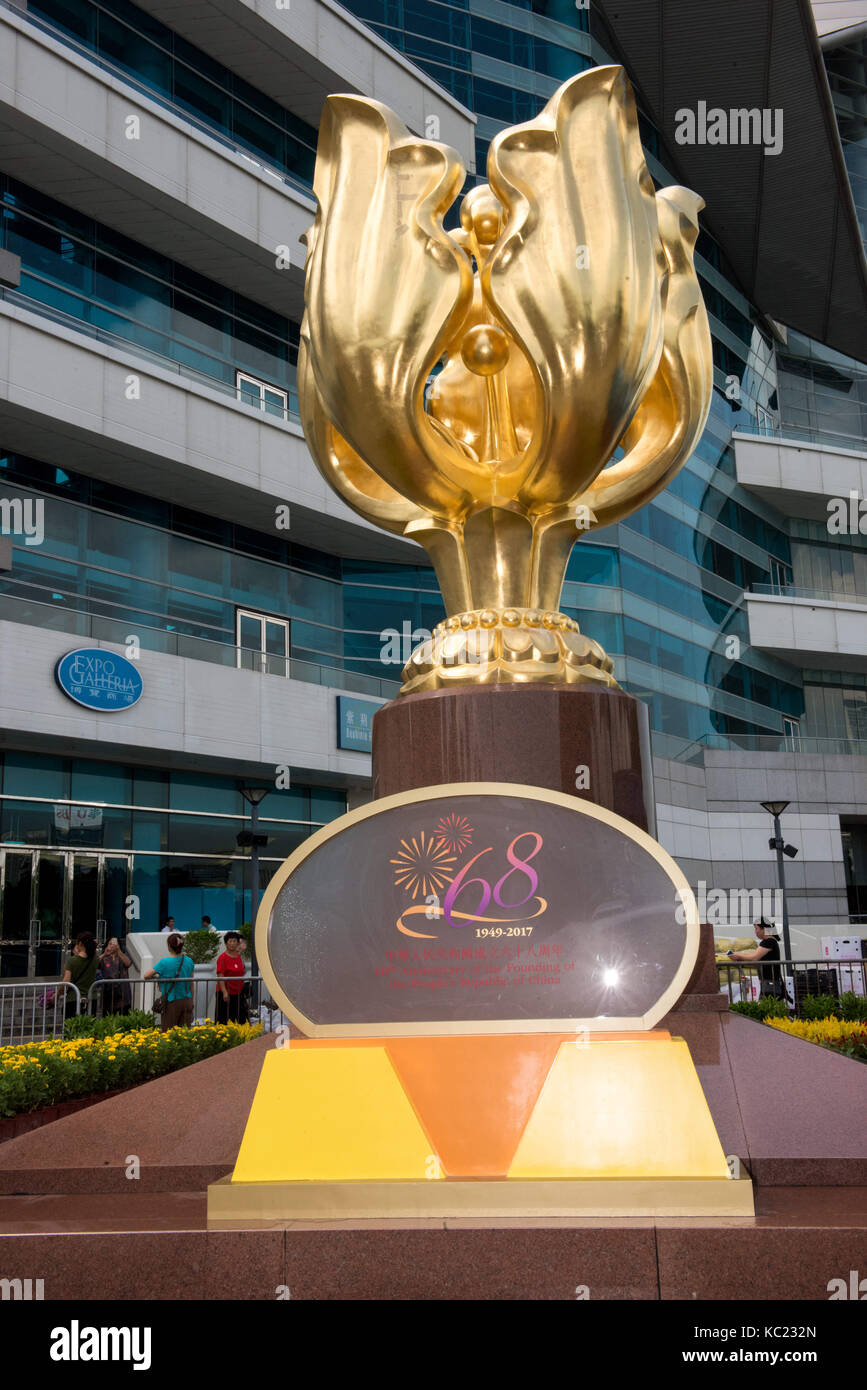 Hong kong, Hong Kong, Cina. 28 Sep, 2017. hong kong, Hong Kong, Cina. Il 28 settembre 2017.gregge cinese a Hong Kong durante la settimana d'oro. turisti si riuniscono al Golden Bauhinia in hong kong impostato per il 68esimo anniversario della fondazione della Repubblica popolare cinese. con la prima settimana di ottobre che forniscono la maggior parte dei giorni festivi in qualunque momento dell'anno, i cinesi di approfittare della settimana di viaggiare senza sacrificare la loro limitata congedo annuale giorni. La Cina ha la abbassa il congedo annuale nel mondo di soli 5 giorni, con i giorni festivi si trova a 11 giorni. © jayne russell/alamy Foto Stock