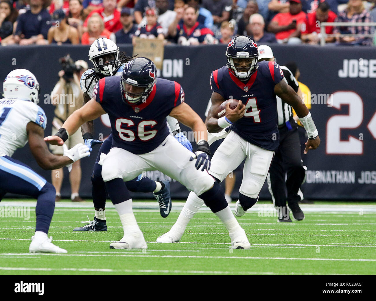 Houston, TX, Stati Uniti d'America. 1 Ott 2017. Houston Texans quarterback Deshaun Watson (4) precipita durante il gioco di NFL tra il Tennessee Titans e Houston Texans al NRG Stadium di Houston, TX. John Glaser/CSM/Alamy Live News Foto Stock