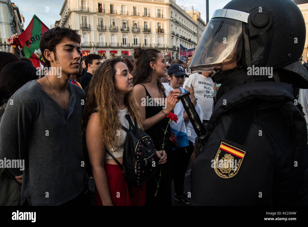 Madrid, Spagna. 1 ottobre 2017. Si protestano per il referendum di sostegno in Catalogna. Madrid, Spagna. Credit: Marcos del Mazo/Alamy Live News Foto Stock
