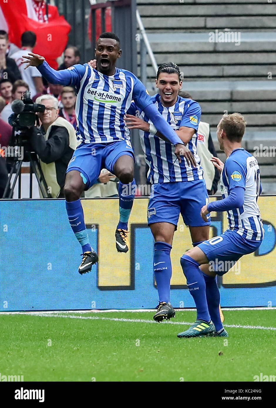 Berlino, Germania. 1 ott 2017. hertha di Salomon kalou (l) celebra il suo rigature durante un match della Bundesliga tra Hertha BSC e Bayern Monaco, Berlino, Germania, on oct. 1, 2017. La partita si è conclusa con un pareggio per 2-2. Credito: shan yuqi/xinhua/alamy live news Foto Stock