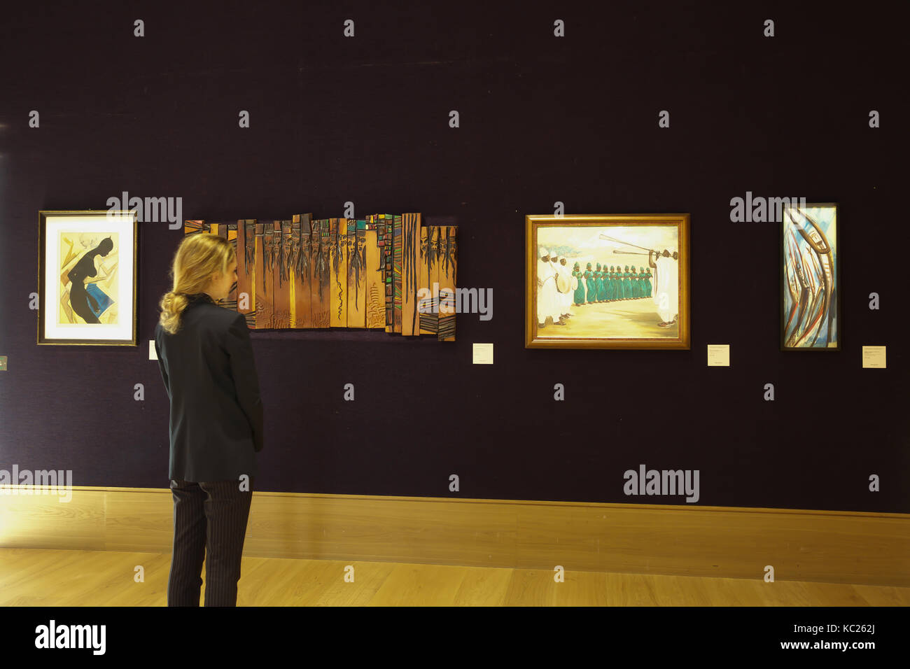 Londra, Regno Unito. 2 Ottobre, 2017. Un photocall per Bonhams Africa adesso la vendita ha avuto luogo nel nuovo Bond Street, Londra. Sinfonia nigeriano di Ben Enwonwu M.B.E, il padre del modernismo nigeriano, conduce l'asta ed è stimato pari a £ 100,000-150,000. Altre attrazioni includono: El Anatsui, lo spirito della foresta è stimato a £ 70,000-100,000, Demas Nwoko, Metro porta è stimato pari a £ 60,000-90,000 e Ben Enwonwu, Negritude sul rosso, è stimato pari a £ 60,000-90,000.La vendita avrà luogo giovedì 5 ottobre alle 2pm. Credito: Keith Larby/Alamy Live News Foto Stock